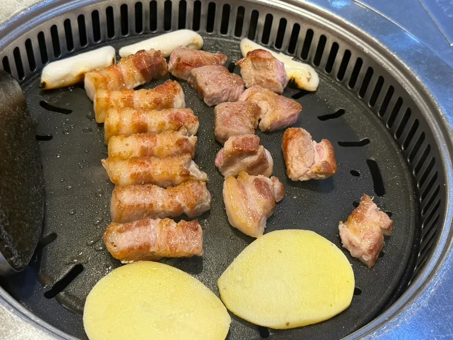 알맞게 구워진 돼지고기