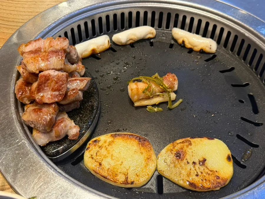구운 돼지고기 상차림