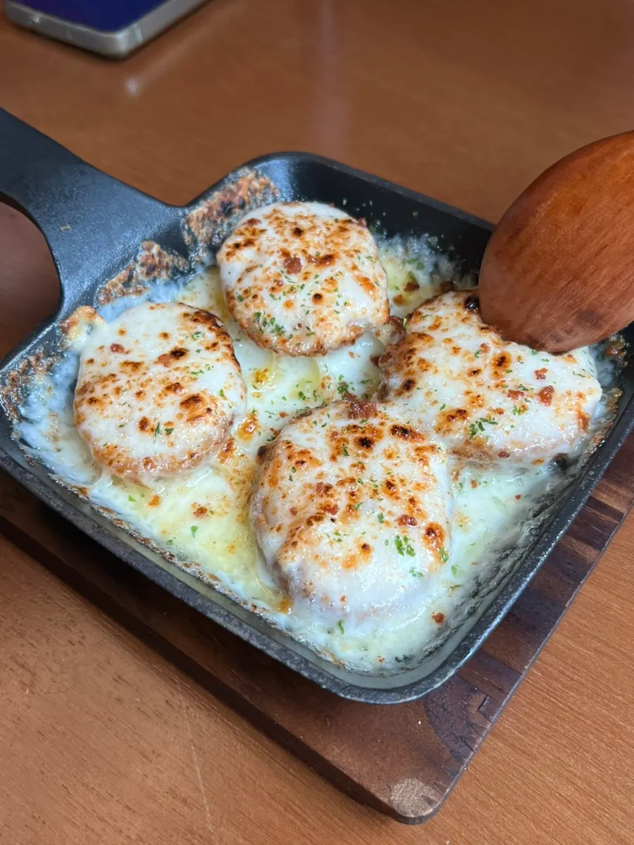 뜨거운 그릇에 담긴 명란치즈감자