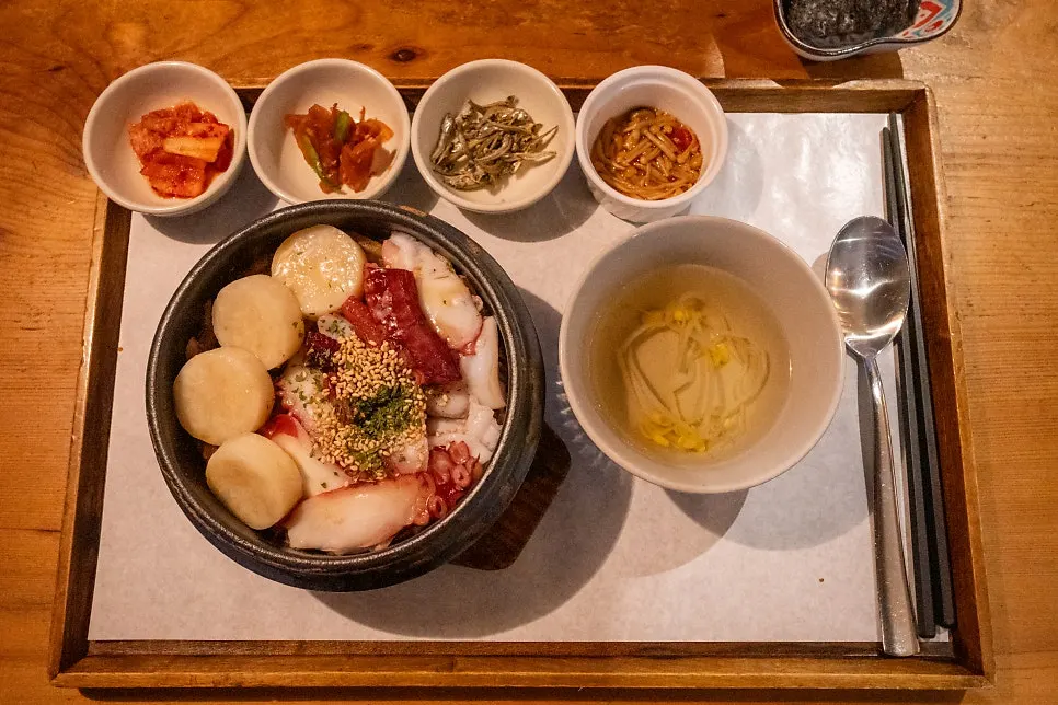 문어관자솥밥 솥 뚜껑을 연 모습
