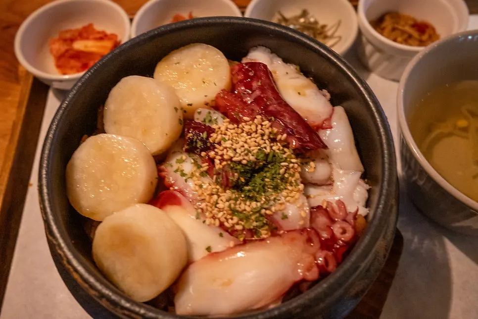 밥 위에 가득한 문어와 관자
