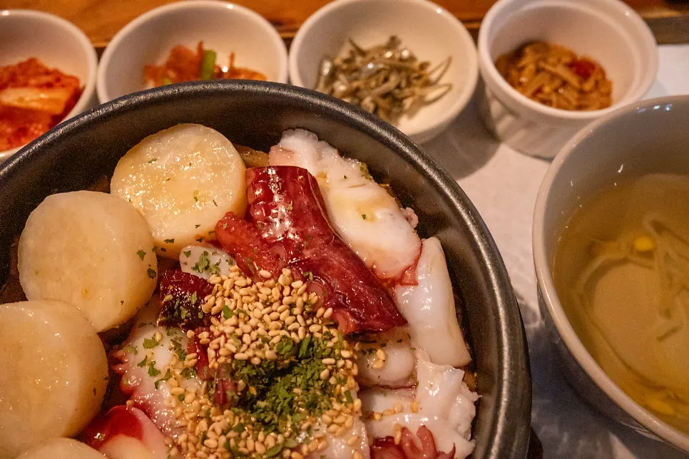큼직한 문어관자솥밥 클로즈업