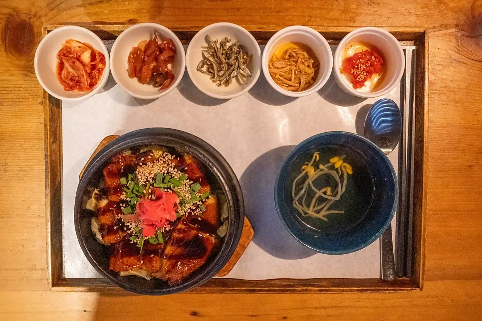 장어솥밥 솥이 놓인 테이블