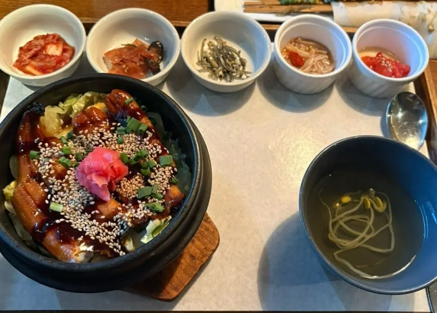 Steaming pot of eel sotbap