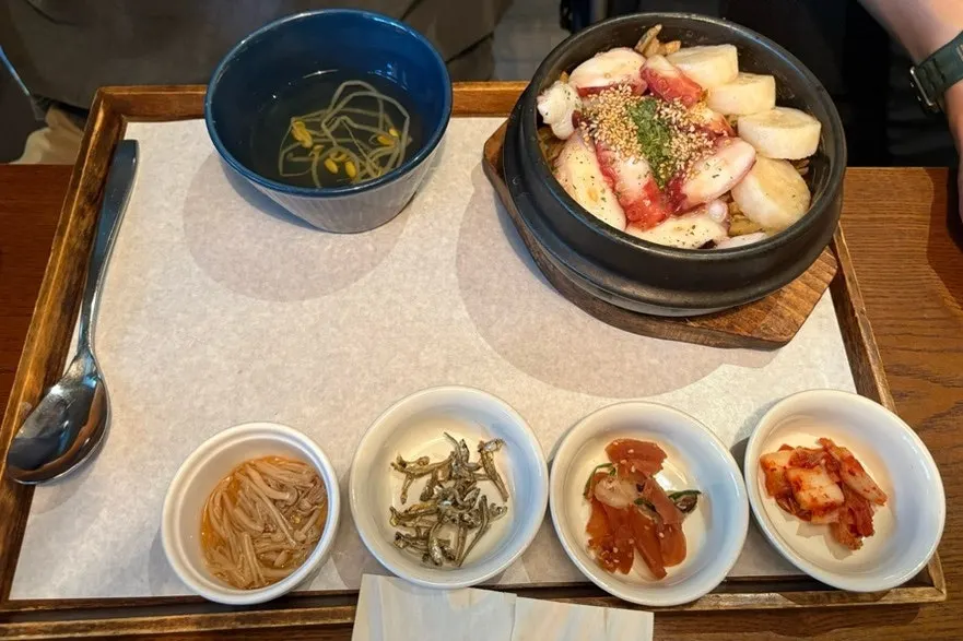 Eel sotbap and octopus-scallop sotbap, two bowls side by side