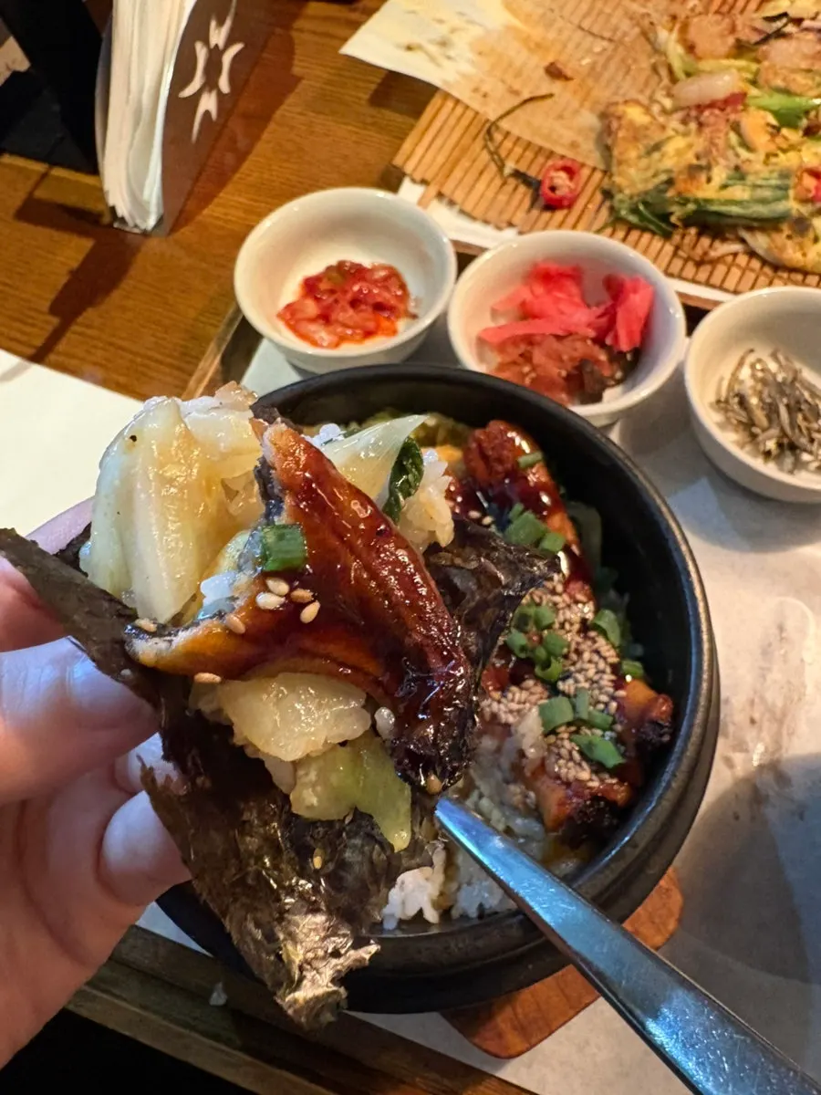 Eel sotbap wrapped in seaweed