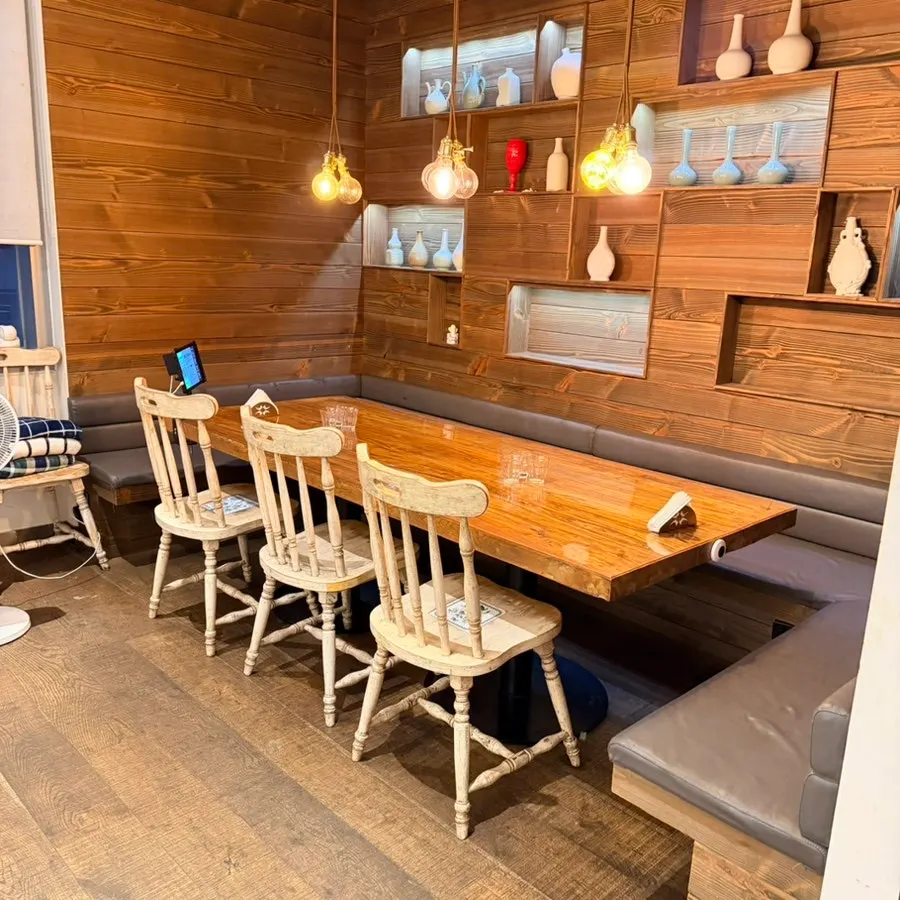 Table seating at Morang Haemul Sotbap Jungja Station branch