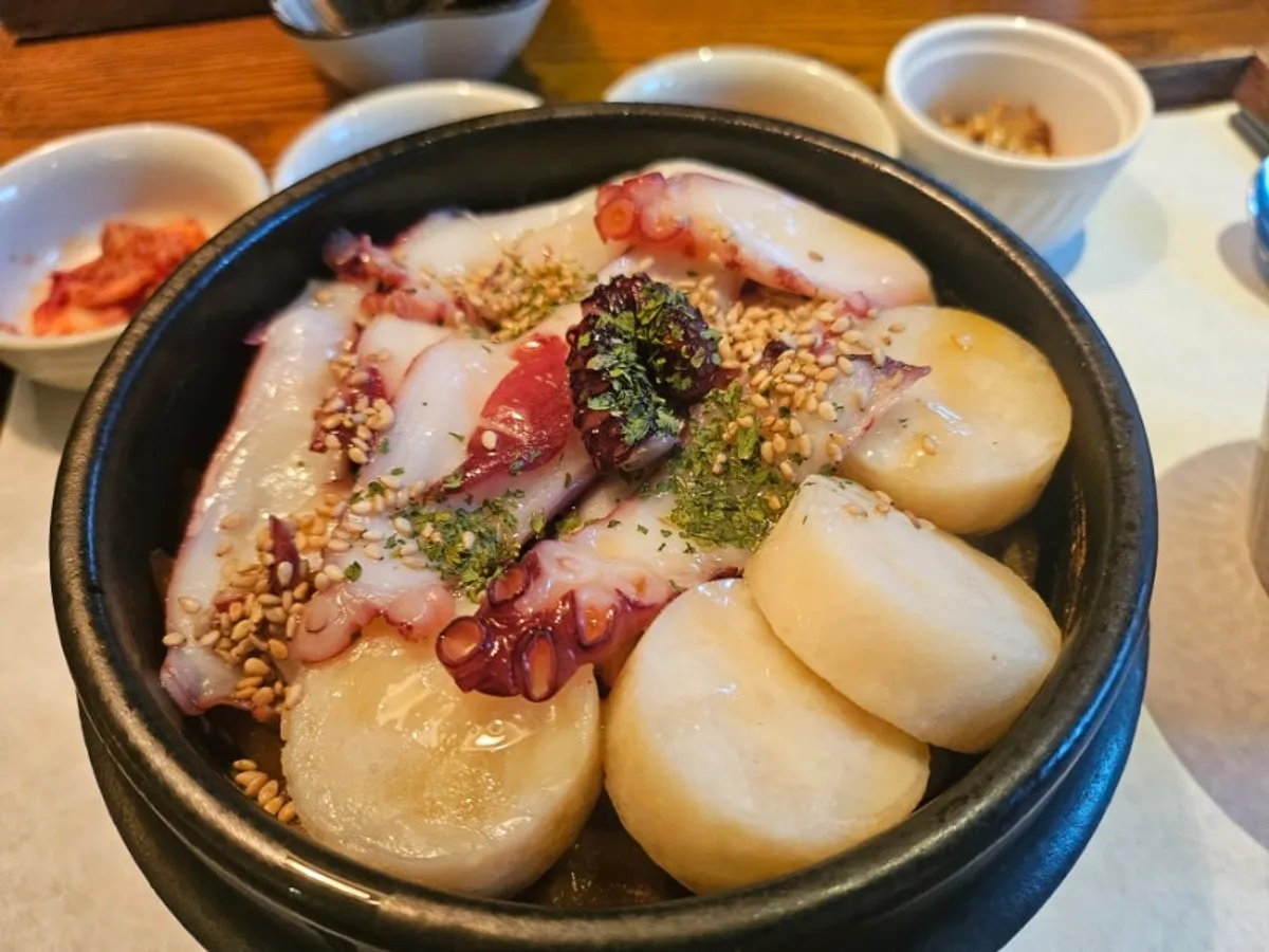 기본찬 4종과 국물, 김이 곁들여진 솥밥 상