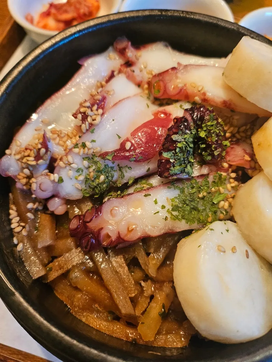 문어와 완자가 올라간 솥밥 클로즈업