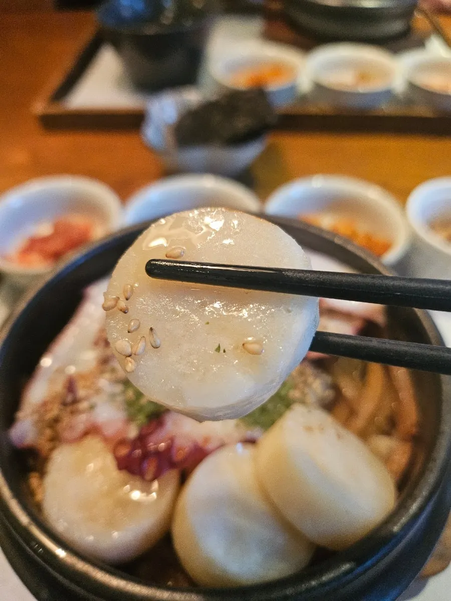 감자채 위에 올린 문어와 밥 한 숟가락