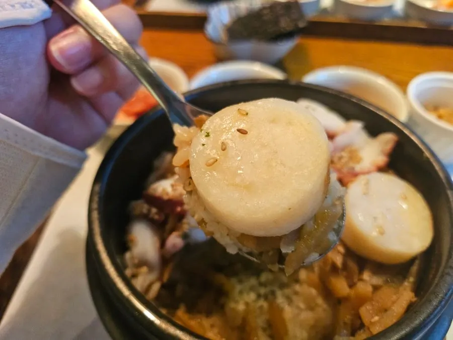 참기름을 두른 솥밥 속 재료