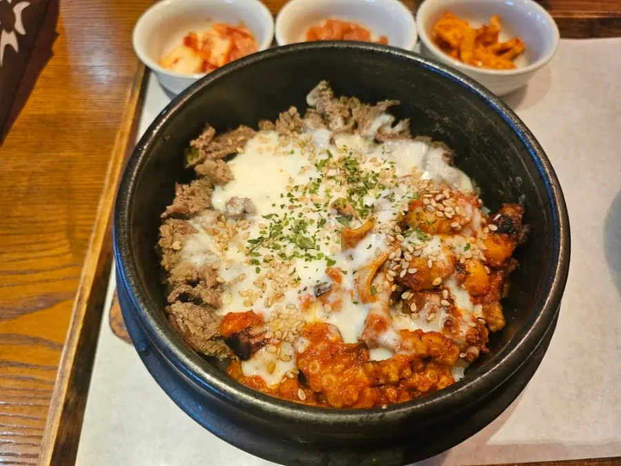 치즈를 추가한 낙지불고기솥밥