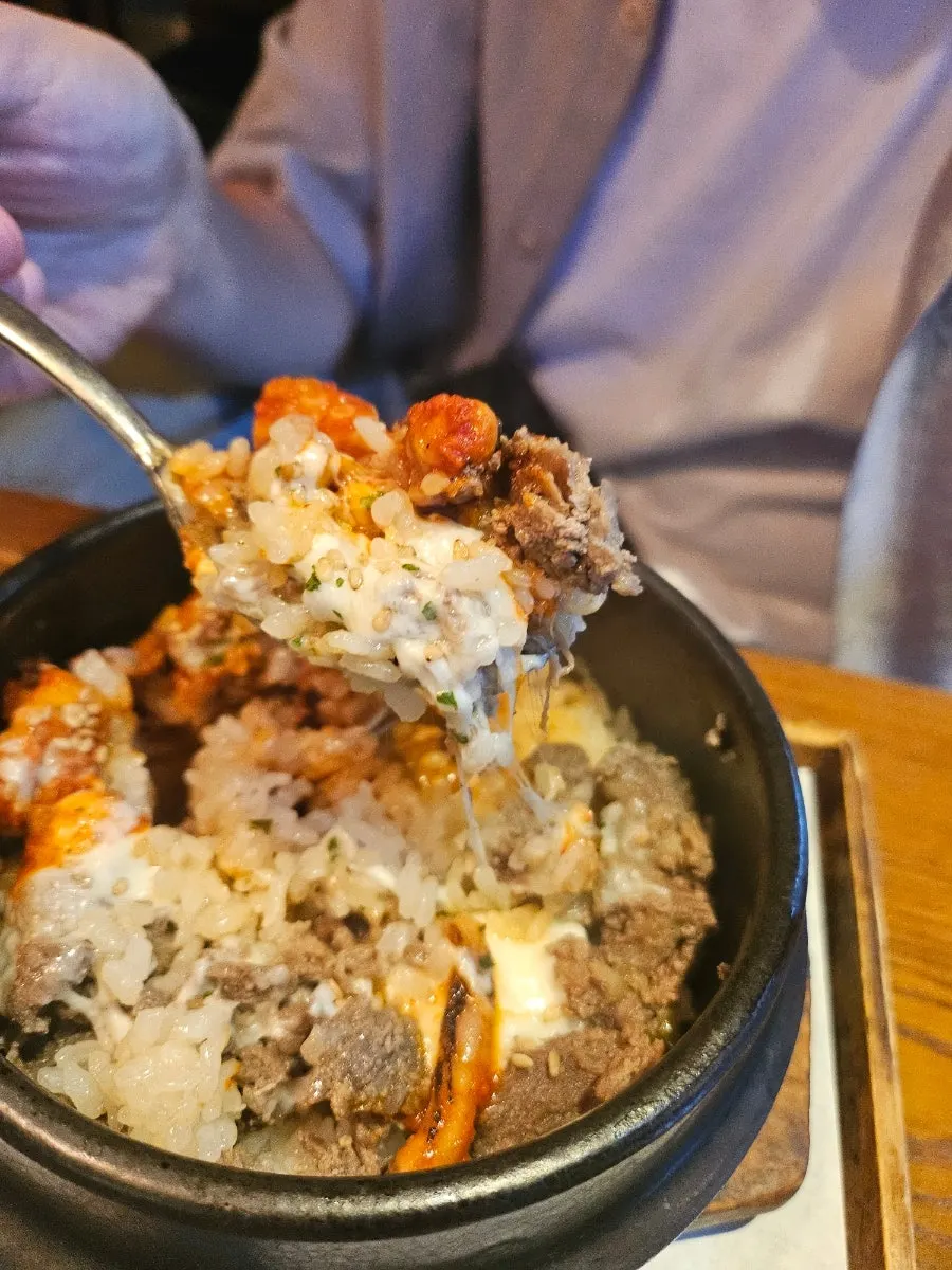 치즈를 비벼 먹는 낙지불고기솥밥 한 숟가락