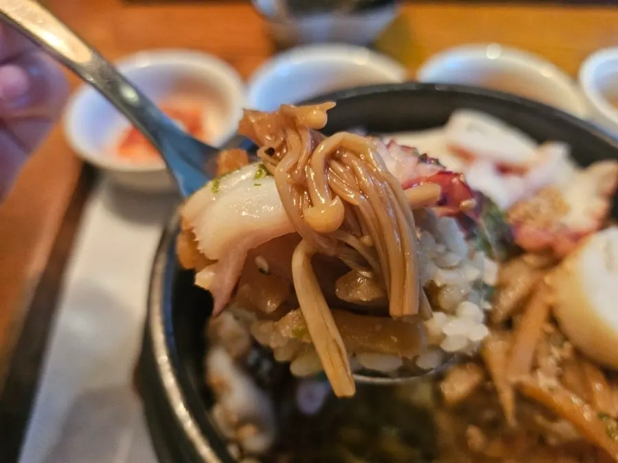 거의 비워낸 솥과 반찬 그릇