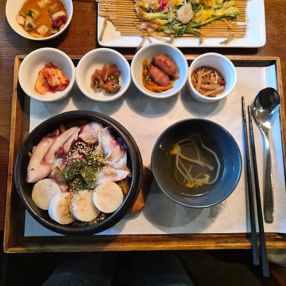 Full table setting with octopus scallop sotbap
