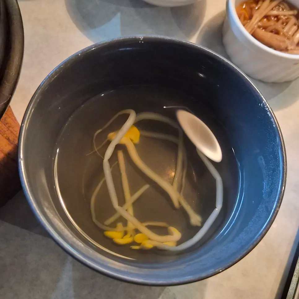Neatly arranged sotbap table setting