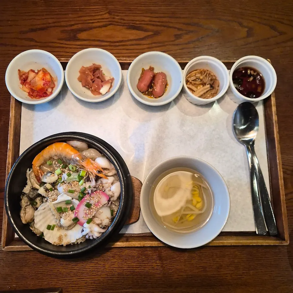 Table setting for the friend's seafood sotbap