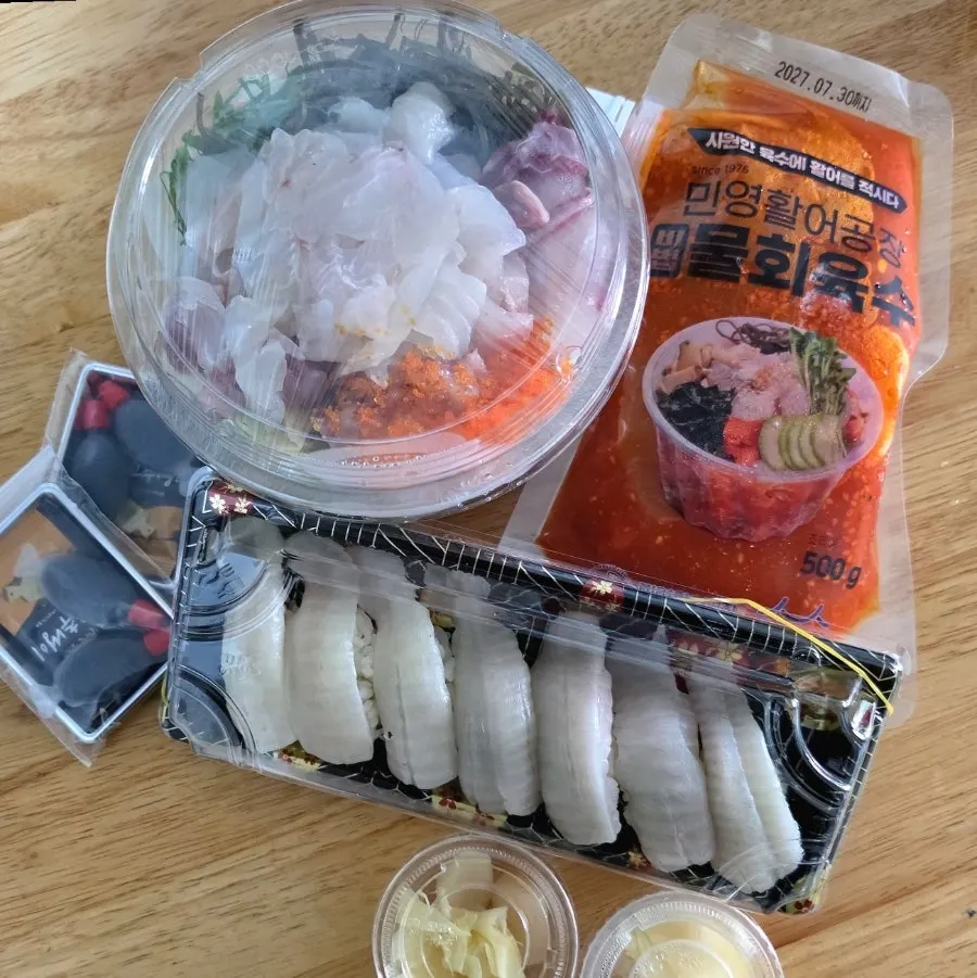 집에 가져와 펼친 포장 초밥과 물회