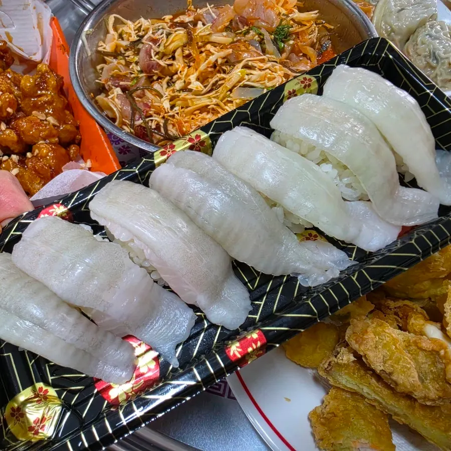 생강 락교 간장 와사비가 함께 담긴 초밥 팩