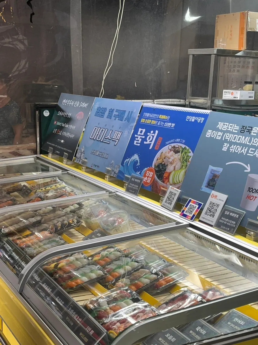 ตู้โชว์ซูชิและซาซิมิที่จัดวางไว้