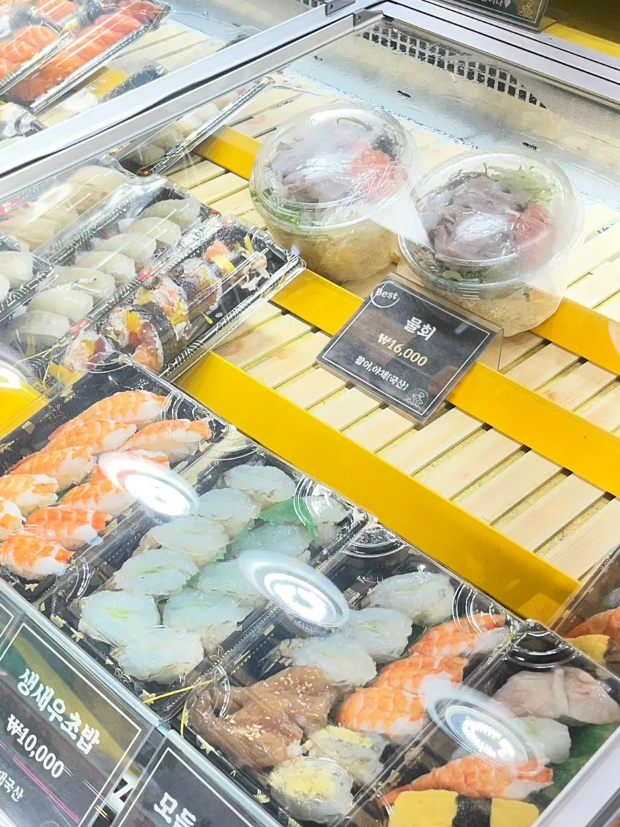 เมนูที่มีชุดซูชิพิเศษและชุดซาซิมิเดี่ยว