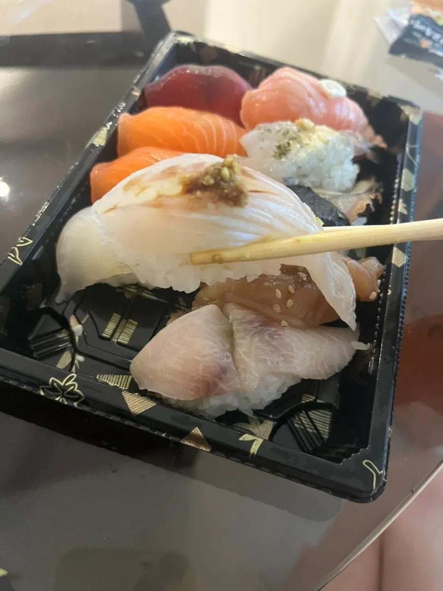 ซูชิแซลมอนสองชิ้น