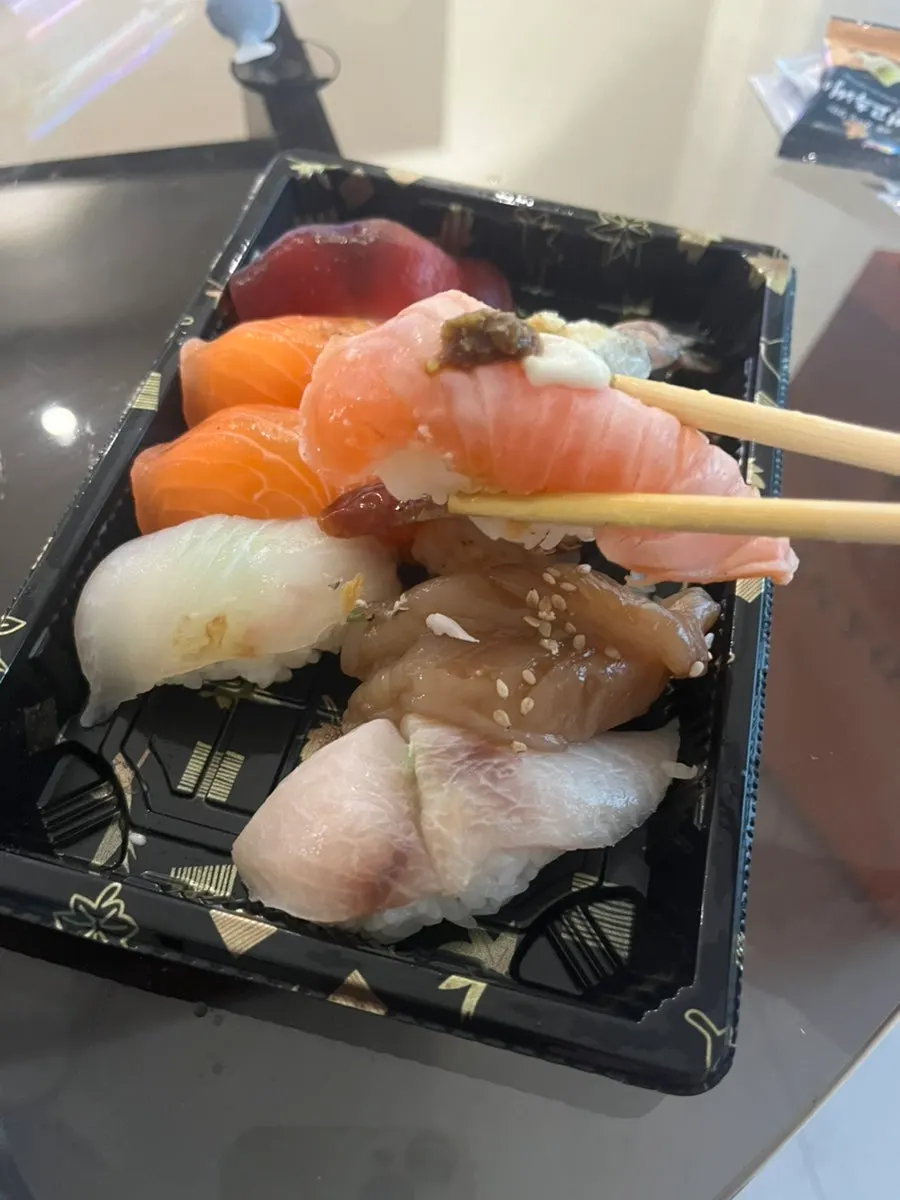 ซูชิแซลมอนเผาหนึ่งชิ้น