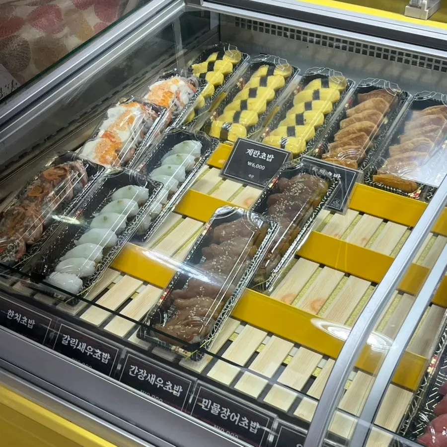 갈릭연어초밥 대광어초밥 엔가와초밥 진열 모습