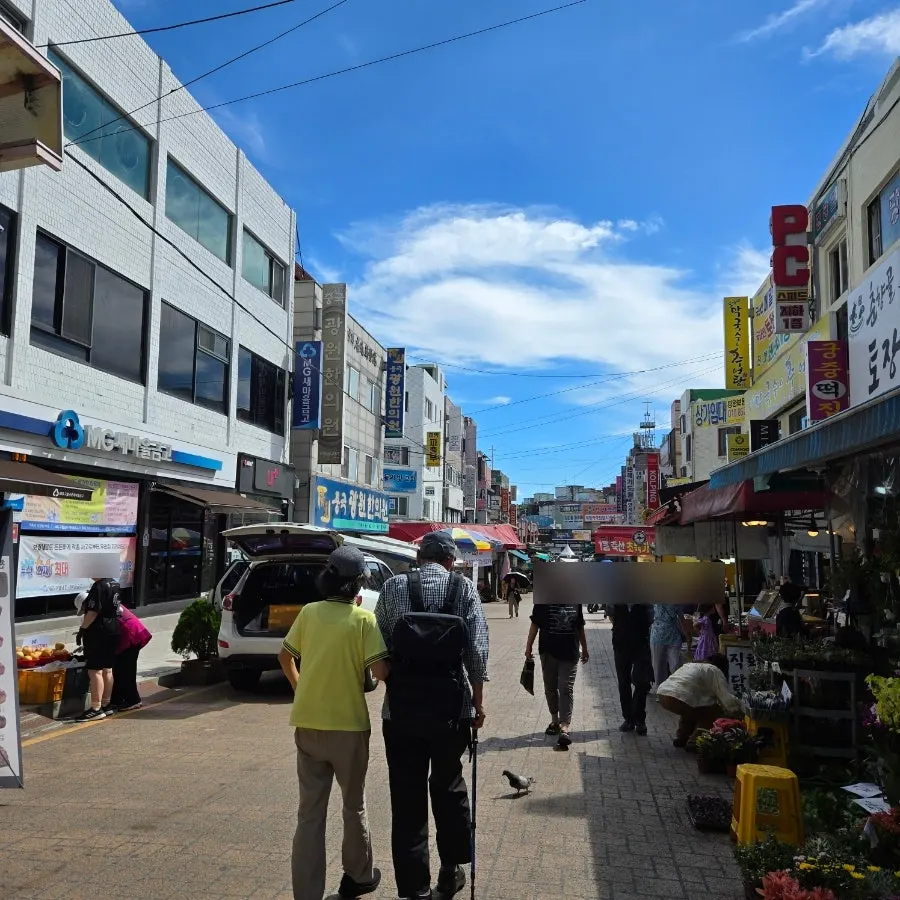 Path to the shop inside Moraenae Market