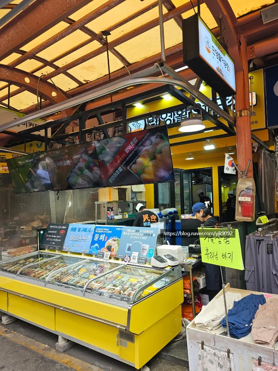 오며가며 볼 수 있게 진열된 초밥 쇼케이스