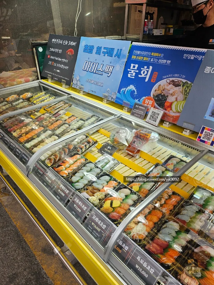 단품초밥부터 모듬초밥까지 진열된 포장 초밥