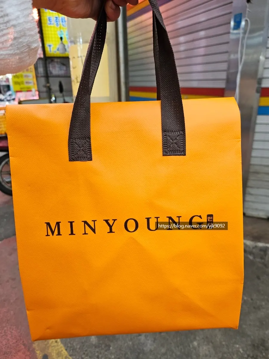 보냉팩과 아이스팩에 담긴 초밥 포장