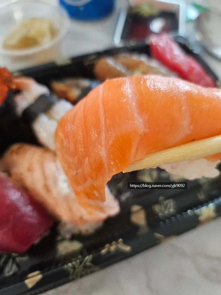 우니가 올라간 오마카세초밥 한 점