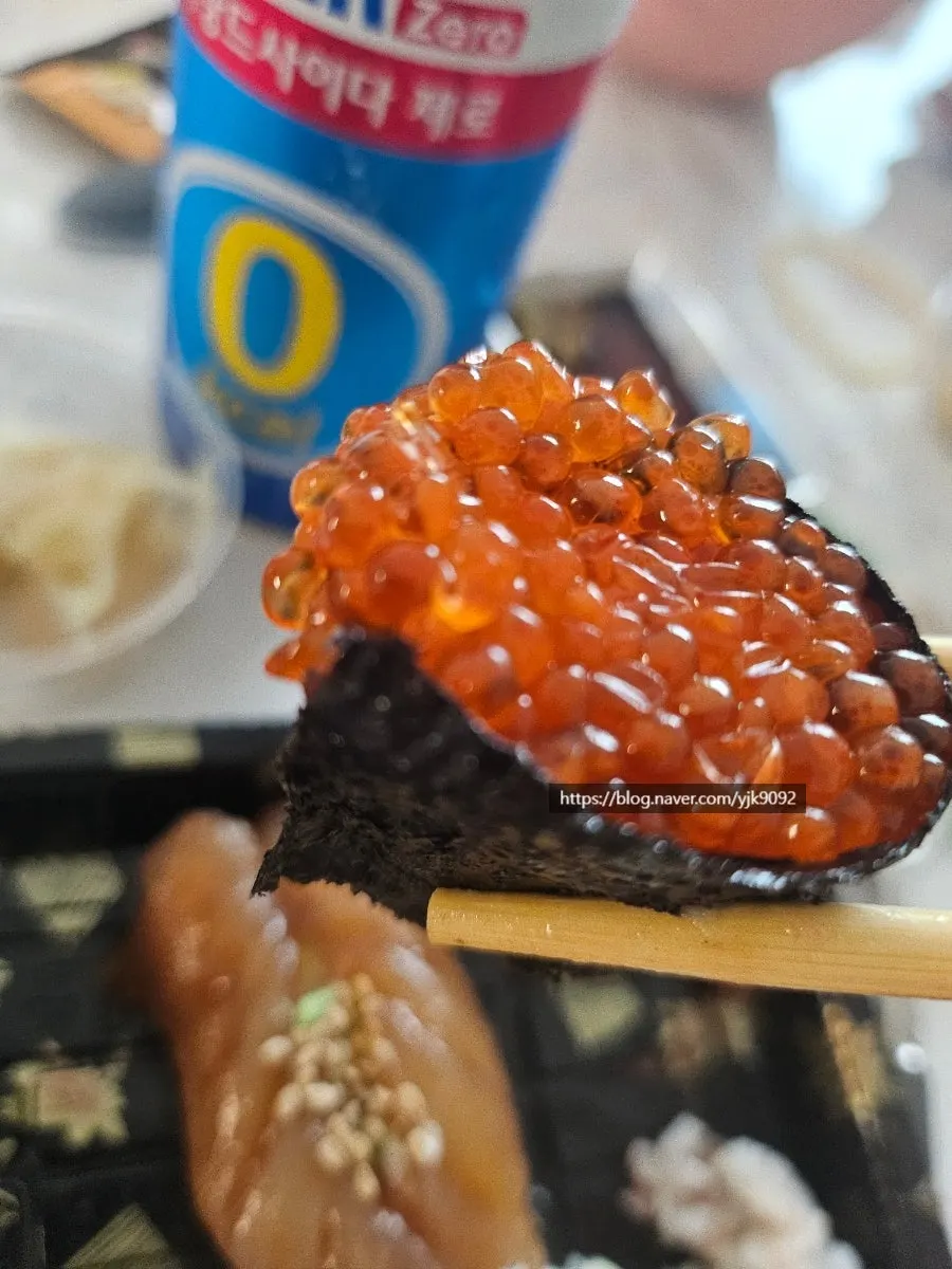 양념 올라간 초밥 한 점