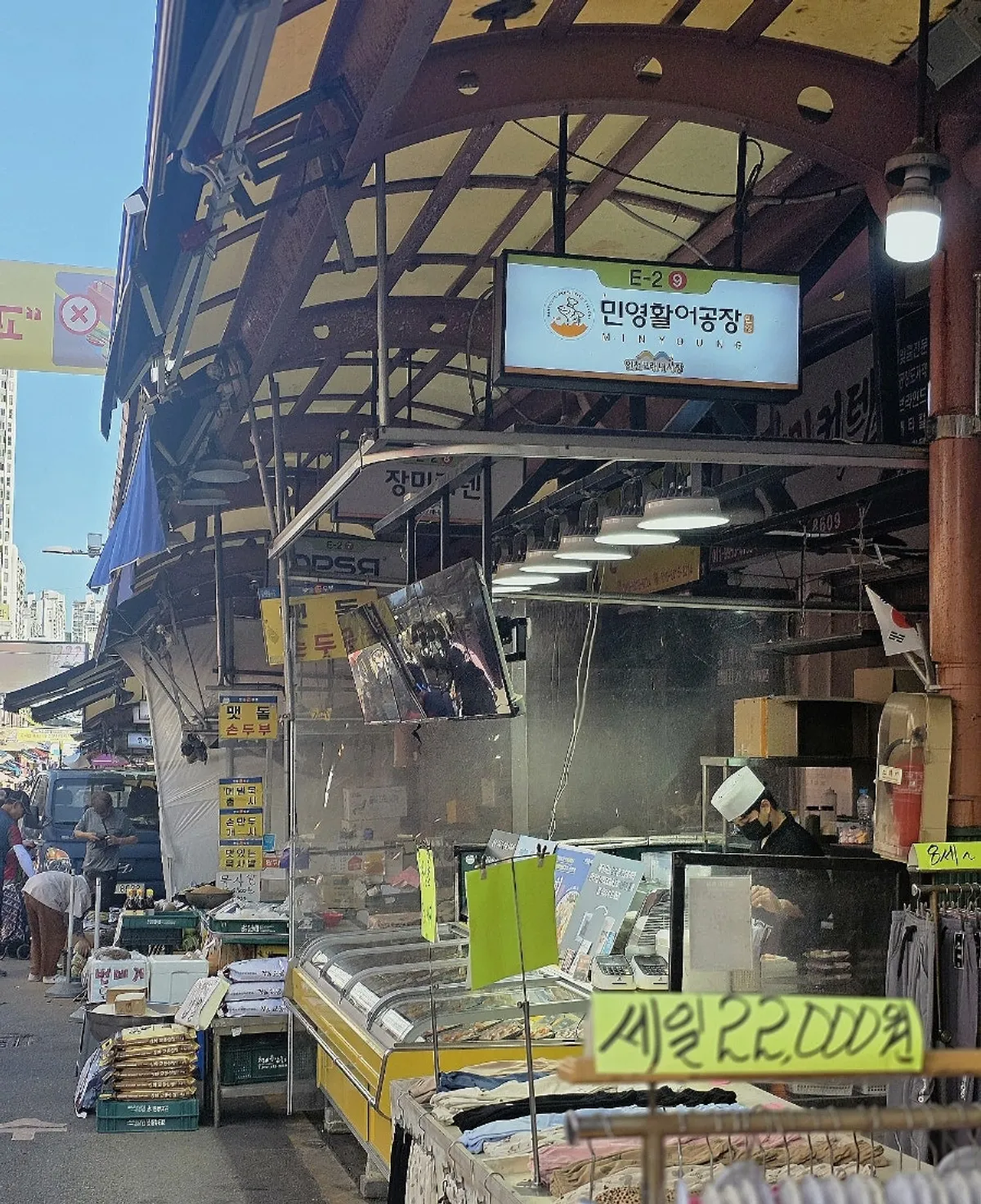 모래내시장 안 민영활어공장 초밥 포장 매장 모습