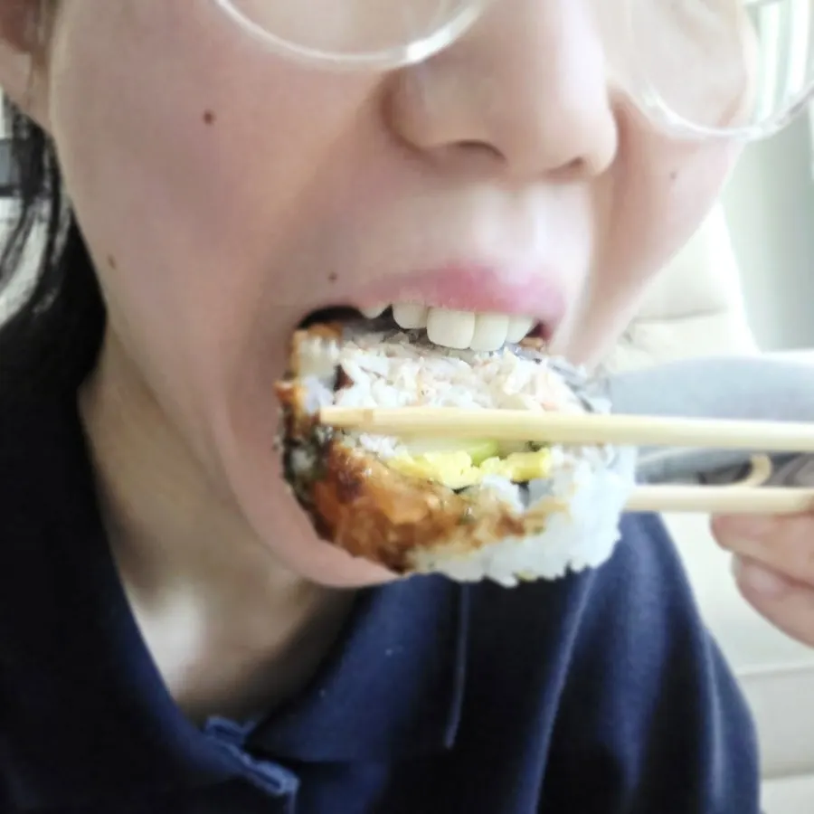 연어롤 초밥 한 조각을 가까이 담은 사진
