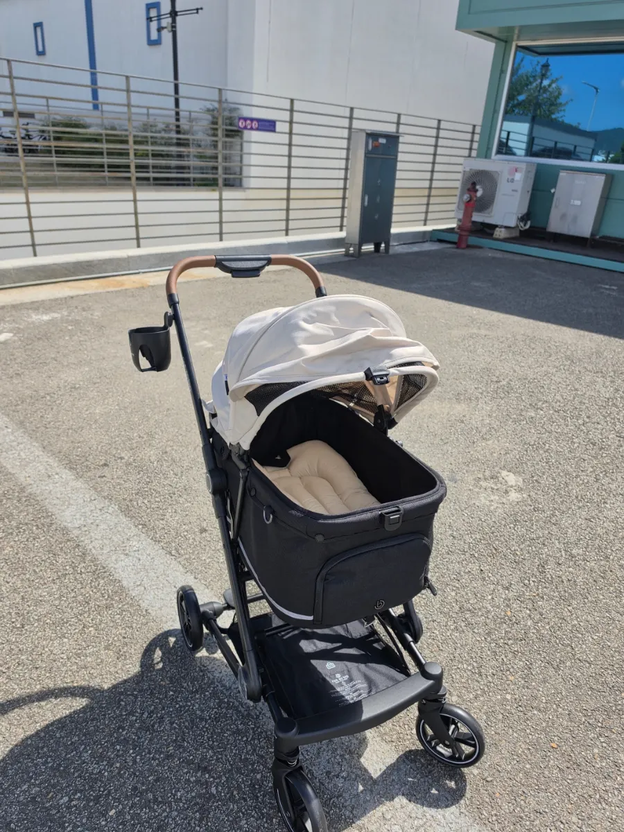 The cup holder included as part of the stroller set