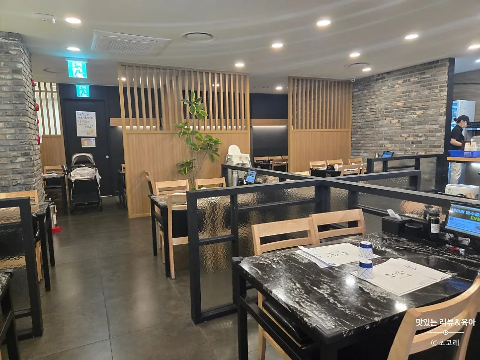 Widely spaced table seating at Moshi Moshi Sushi