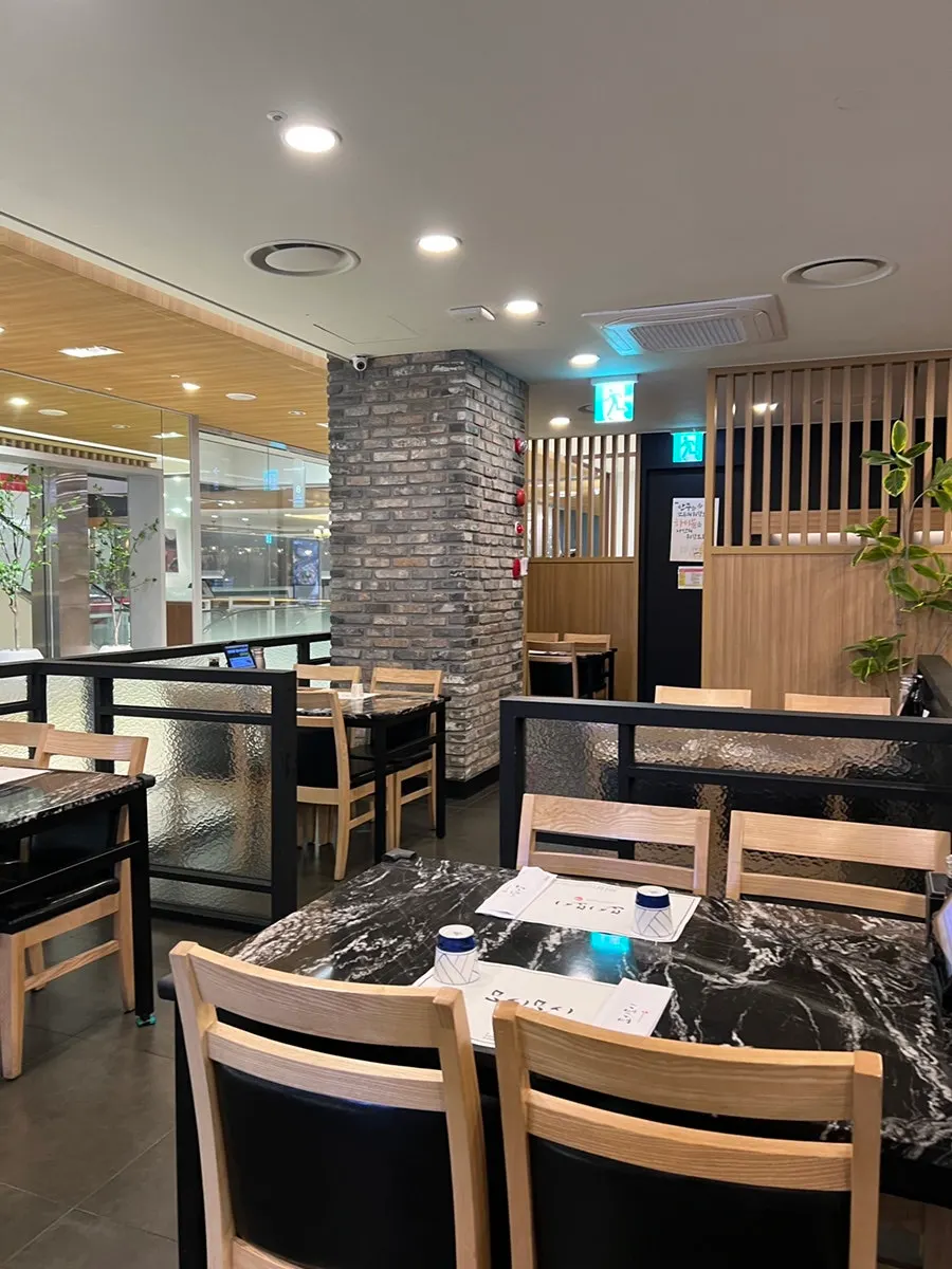 Overview of the interior tables at Moshi Moshi Sushi