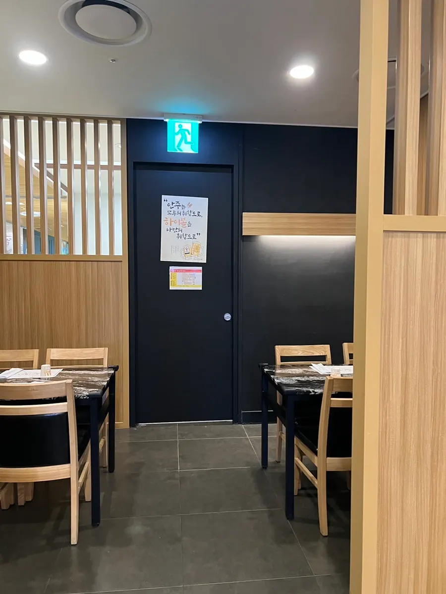 2-top and 4-top seating inside Moshi Moshi Sushi