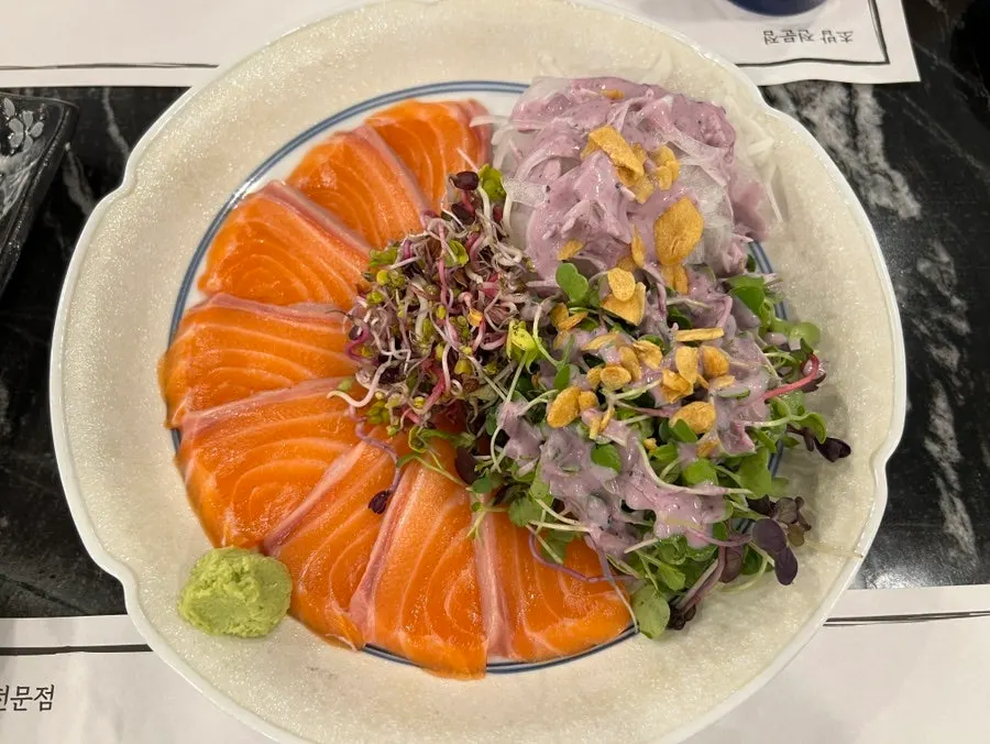 Plate of salmon salad with dressing