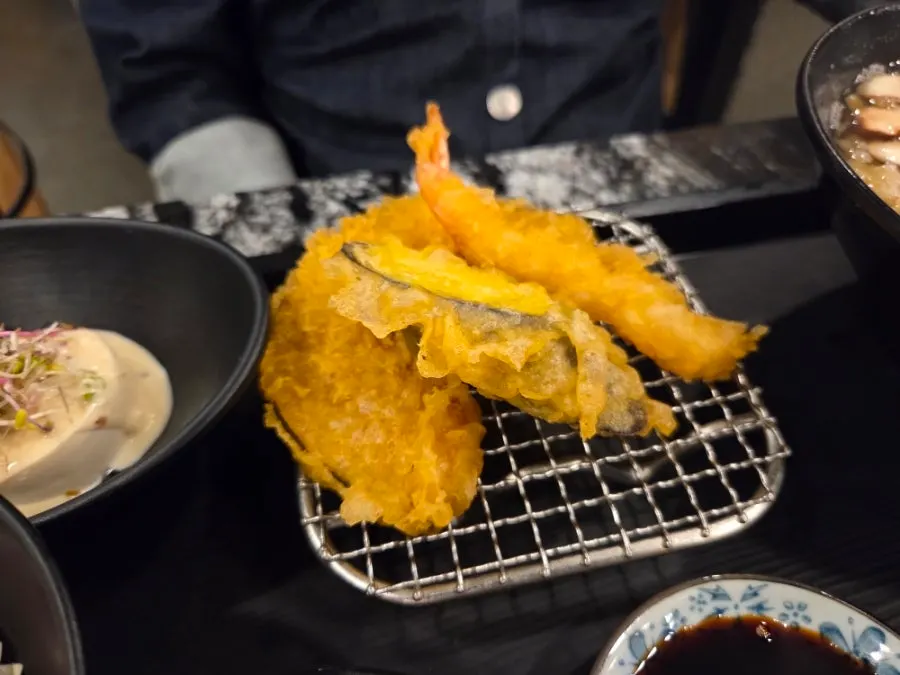 테이블에 차려진 회한상과 라멘