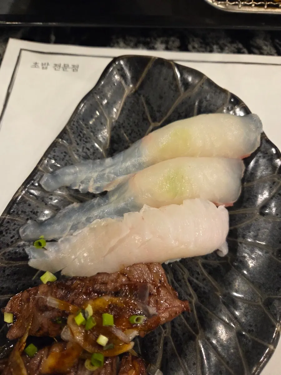 두툼하게 썬 회가 올라간 모시모시 스시