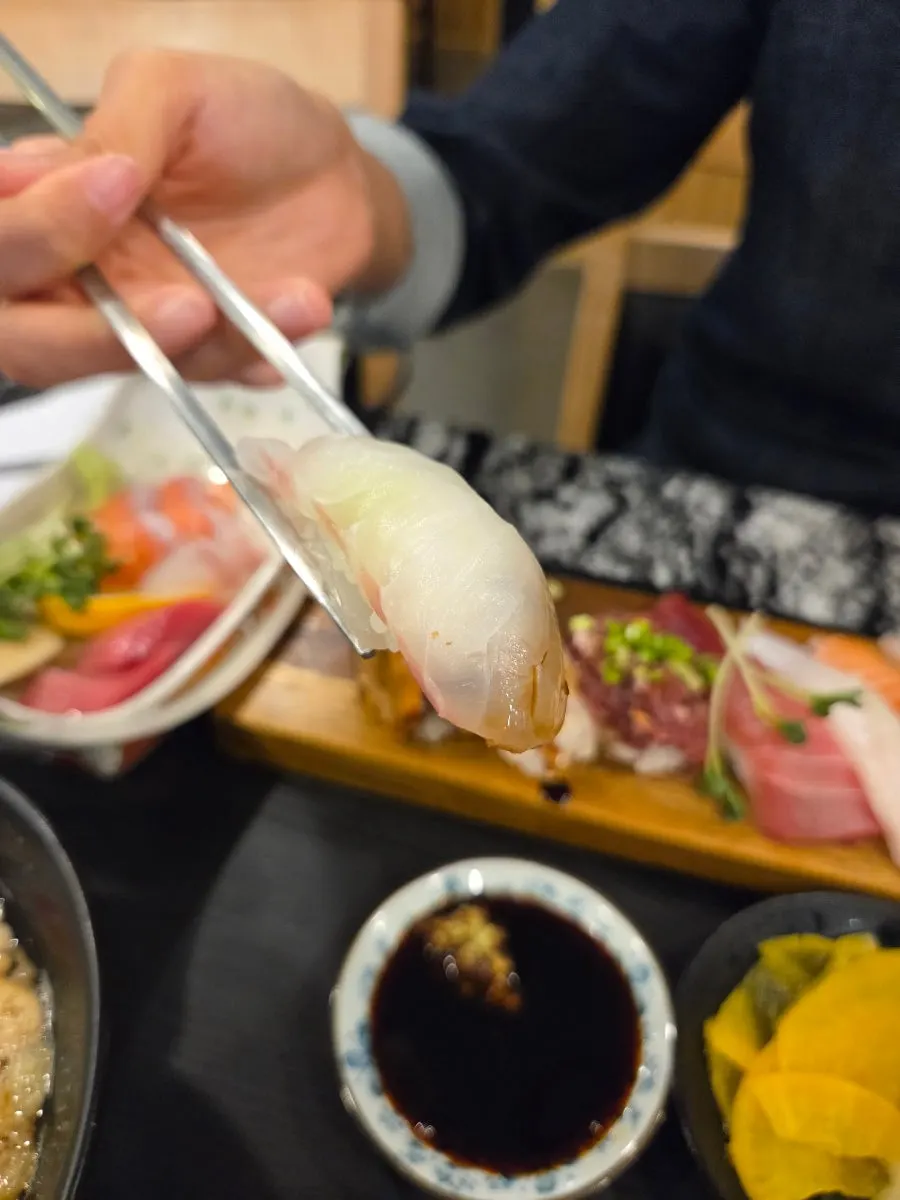 모시모시 스시 초밥 접시 근접 사진