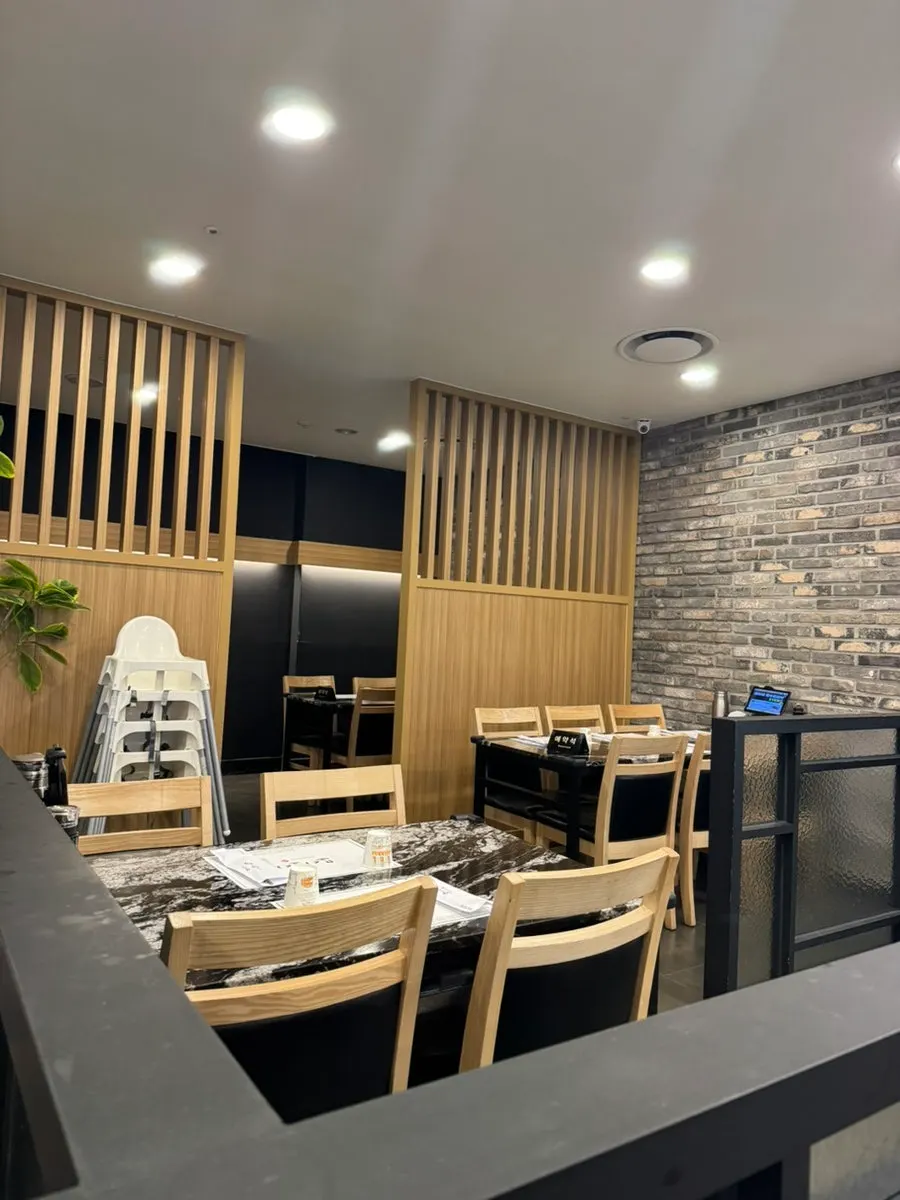 간격이 넓은 일반 테이블 좌석