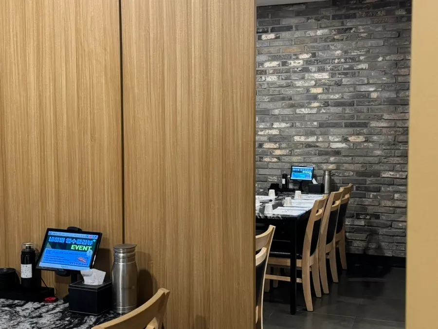 테이블 간격이 넓은 모시모시 스시 홀 좌석