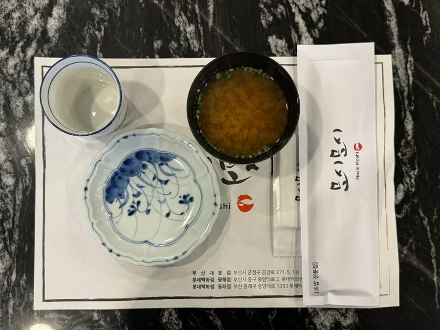 냅킨과 간장이 세팅된 테이블