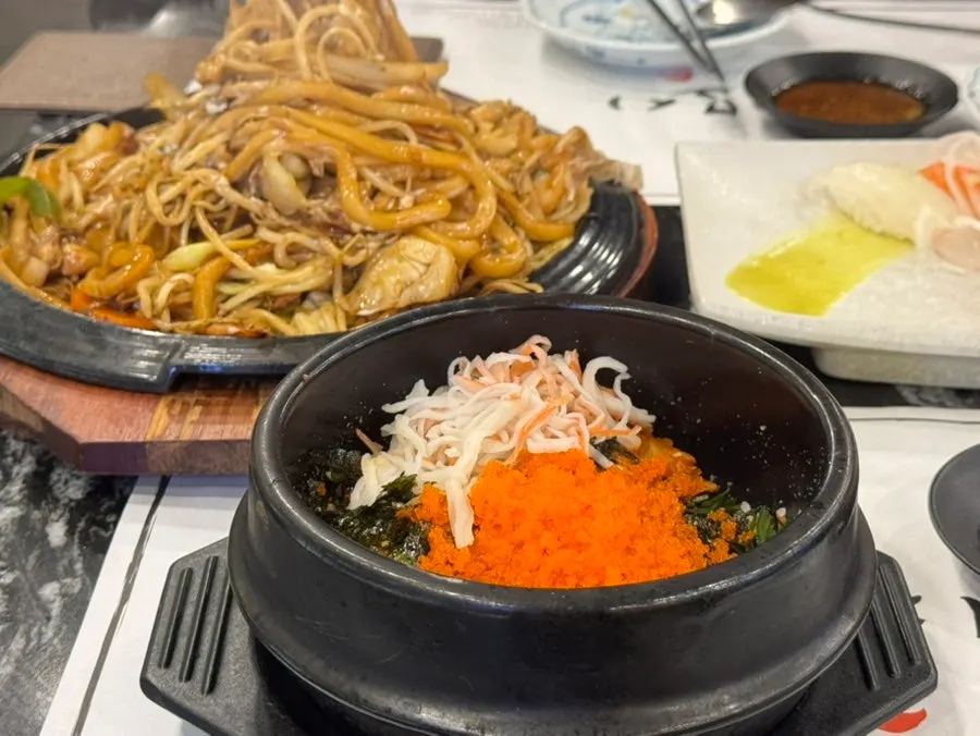 뒤이어 나온 알밥과 볶음우동 상차림
