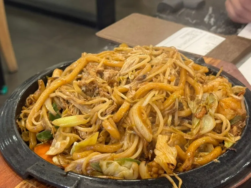 양이 푸짐한 해물 야끼우동