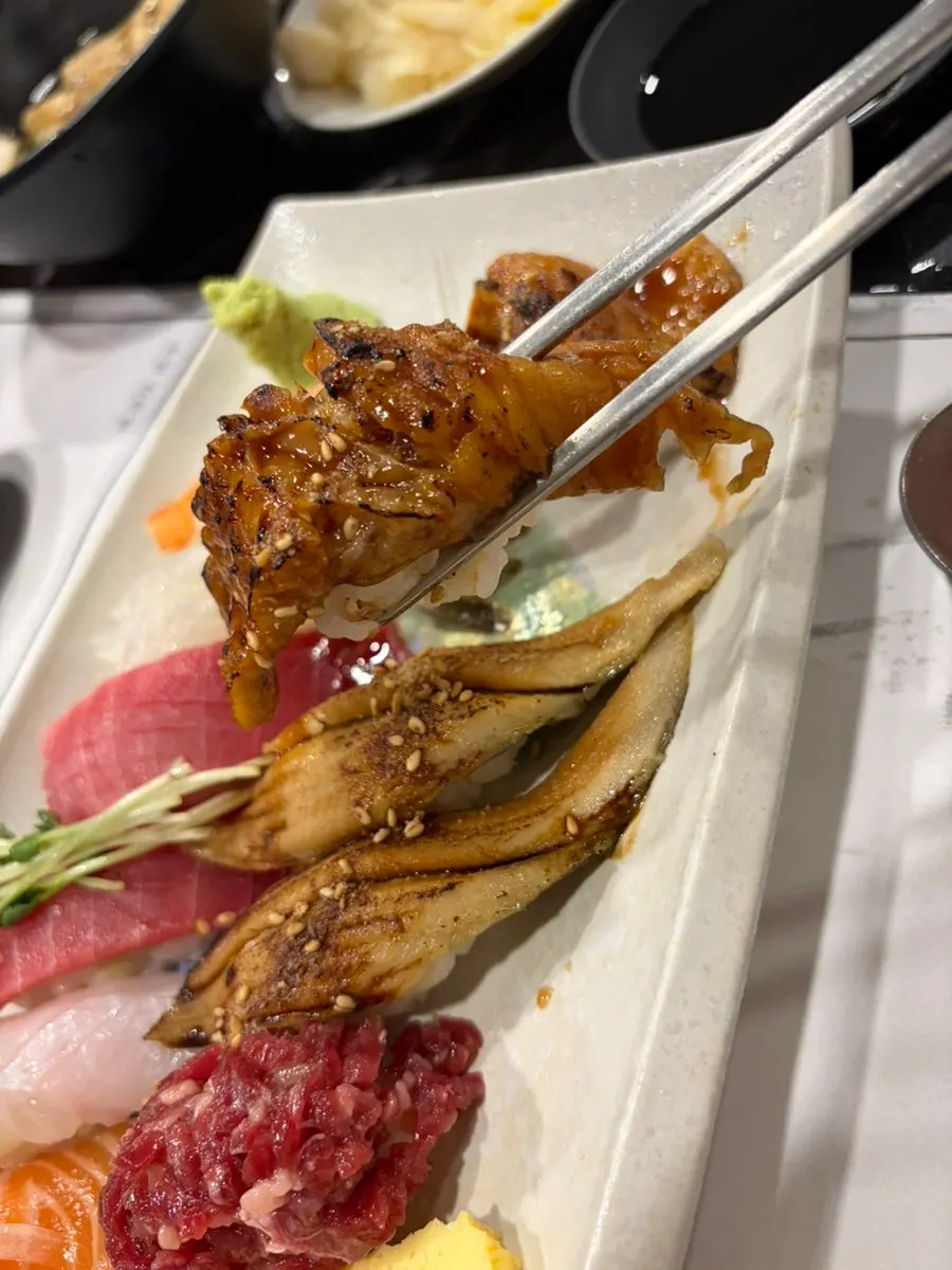 18 pieces of Moshi Moshi sushi, served two pieces per type
